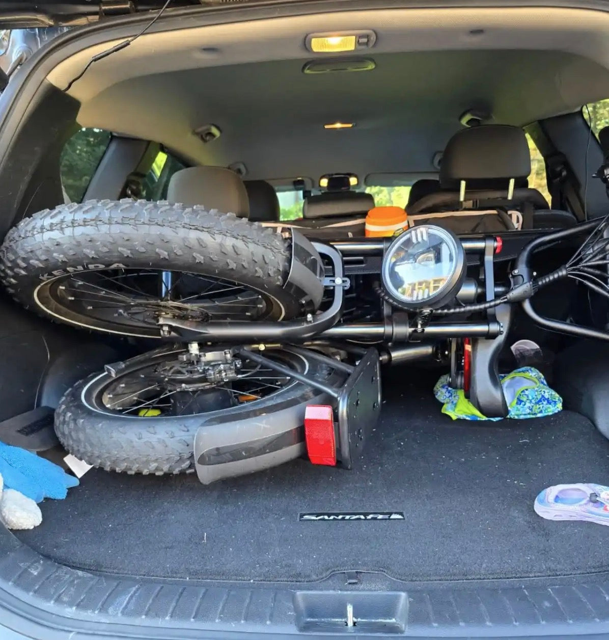 E‑bike cruising through city streets at dusk